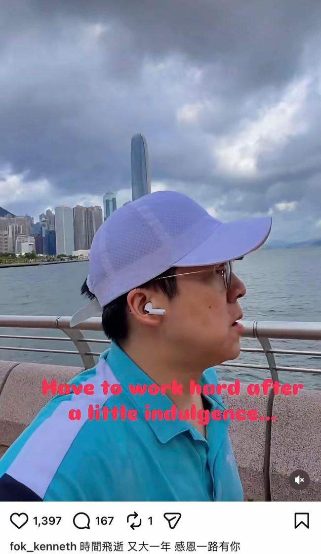 郭晶晶手捧蛋糕为霍启刚庆47岁生日 低调恩爱羡煞旁人
