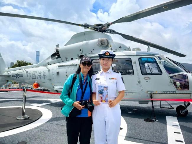 香港阿姨抢票只为将照片送给海军女兵 兑现承诺的温暖之旅