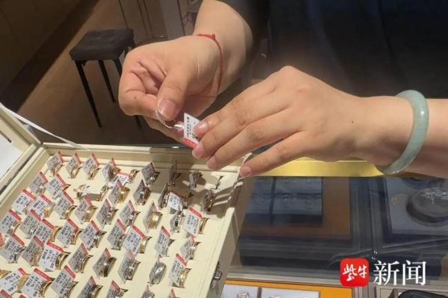 7400元买钻戒 两月后暴跌至2990元 商家促销引发争议