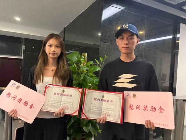 广州两名大学生放弃旅程救人获奖励