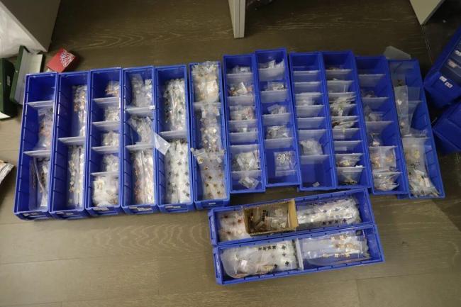 十万余元的手镯直接“砍”到399元 警方突袭直播间售假现场