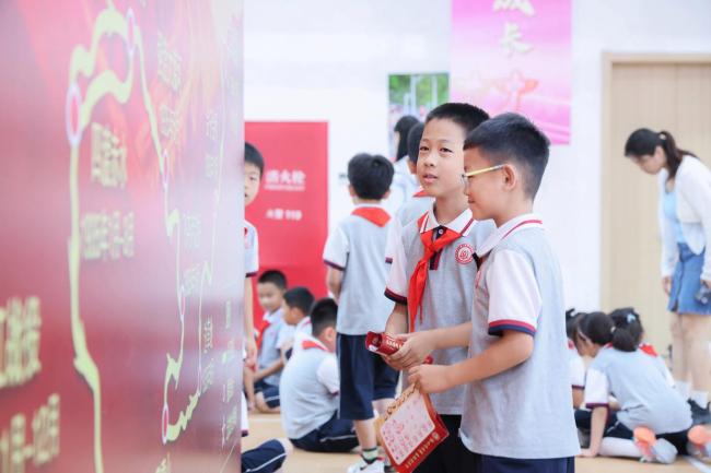 北京小学生期末乐考“重走长征路”