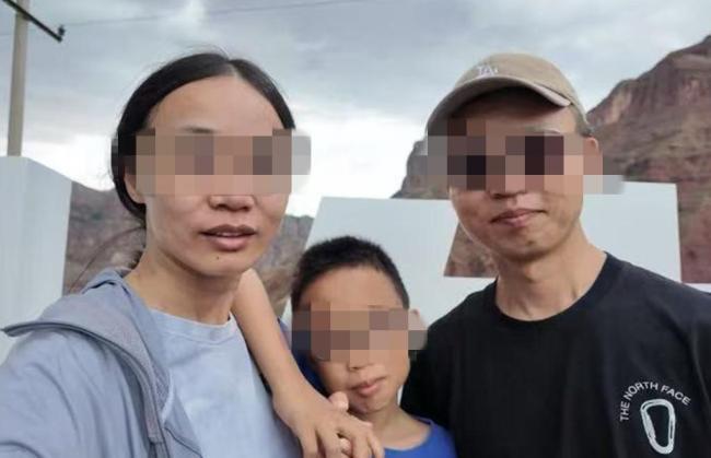 一家三口新疆自驾遇山洪 母子被冲走 持续搜救中