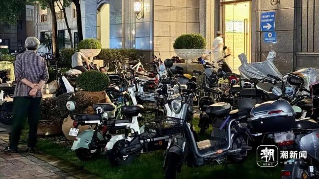 小区2600辆电动车迁往地面 业主心烦 配套措施滞后引发困扰