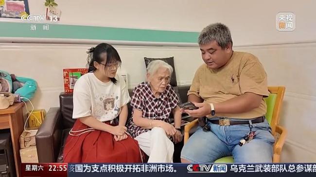 奶奶的手机何时逃出“数字围猎” 77万条未读消息困扰
