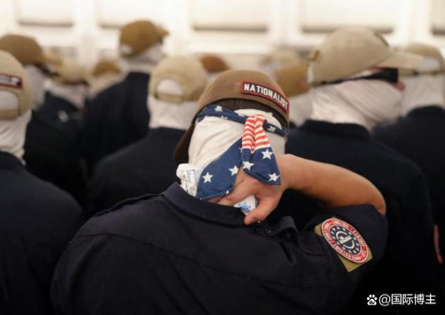 数百名白人至上主义者在美游行 极端组织搅乱国庆庆典