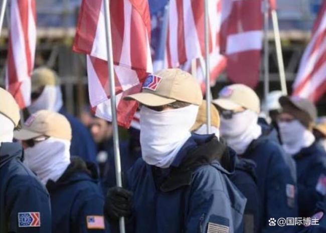 数百名白人至上主义者在美游行 极端组织搅乱国庆庆典