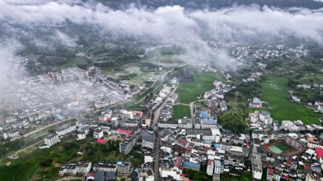 雨歇雾起 安徽岳西店前镇山水如画