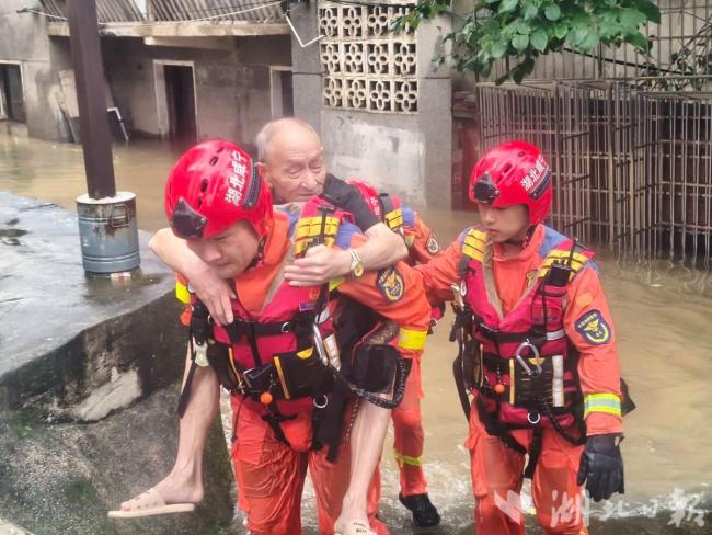 湖北咸宁强降雨 消防转移被困群众 全力应对新一轮暴雨