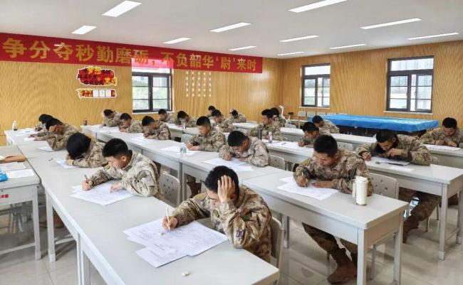 黄以宁军考703.1分获战区陆军第一名 不懈拼搏终圆梦
