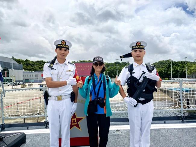 香港阿姨抢票3天,只为将一张照片送给海军女兵