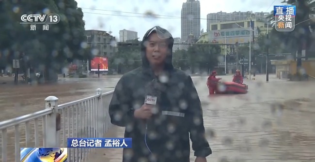 广西暴雨致多城严重内涝 武警紧急救援转移群众