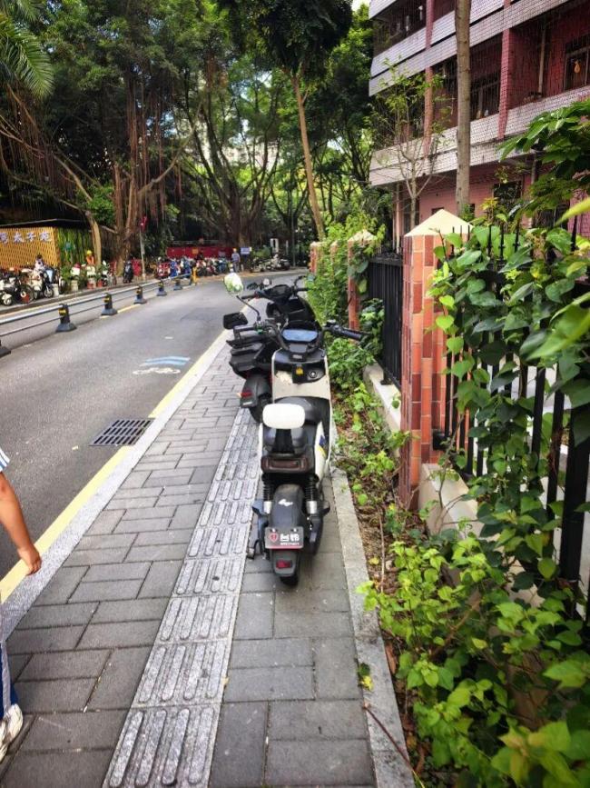 深圳一停车场改造引发电动车占道 居民出行受阻