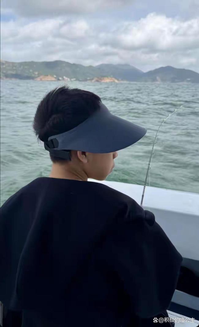 霍启刚带儿子搭游艇出海 享受专属父子时光