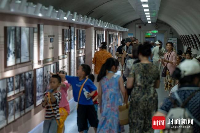 成都市民公园里享清凉 防空洞成避暑胜地