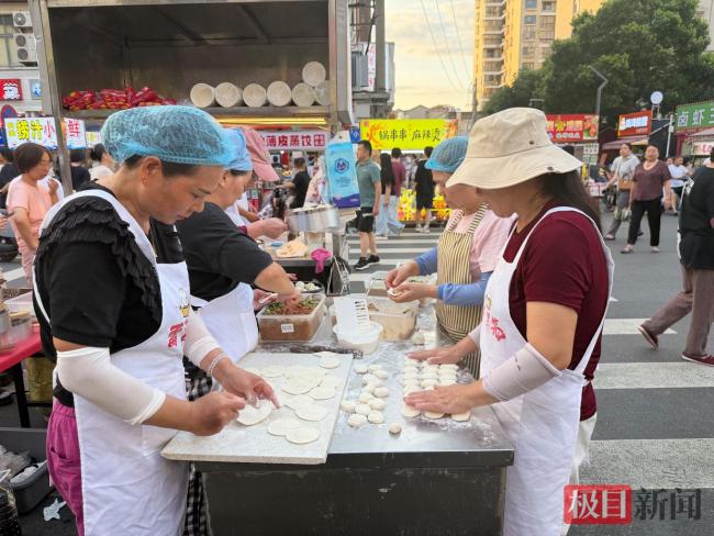 90后夫妇连夜做400份包子送往一线 温暖善举支援抢险人员