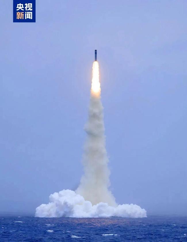 中国潜射战略导弹试射画面公布 发射升空壮观场景