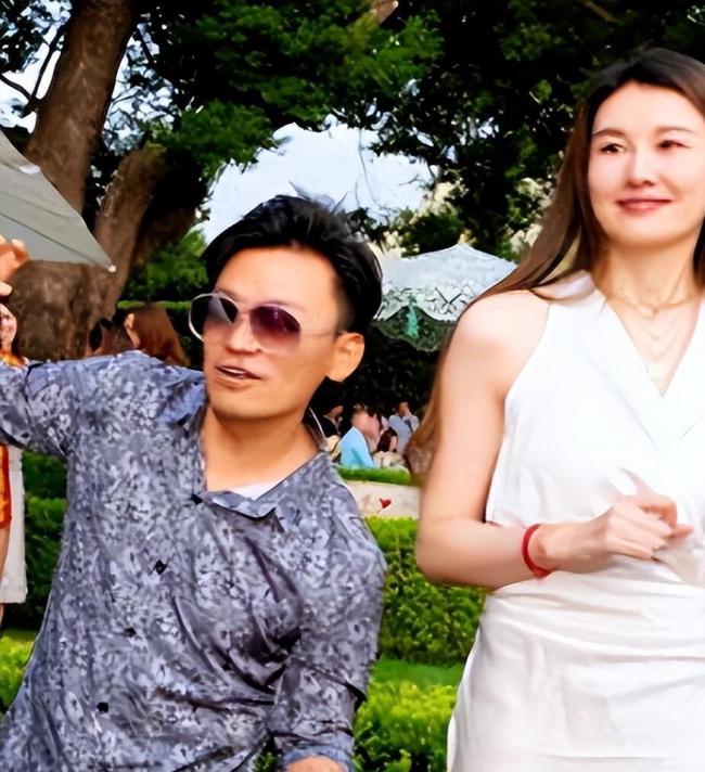 王宝强带女友现身婚宴，8年了，王宝强终于走出来了 低调恋情引关注