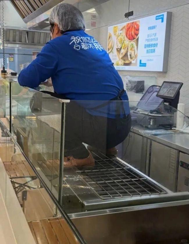 盒马门店被曝员工穿皮鞋踩烤架 食品安全再引争议