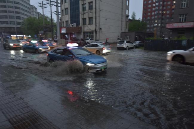 抚顺男子新车除车顶全泡水 暴雨引发全城车辆受灾
