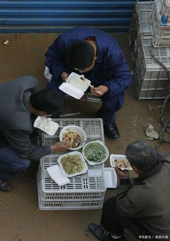 黑社会情侣靠卖盒饭洗钱6400万元 工地盒饭背后的黑金帝国
