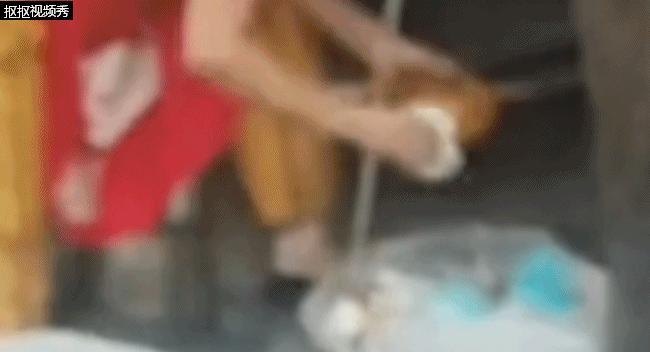 早餐摊主捡废弃纸巾擦碗 当地通报