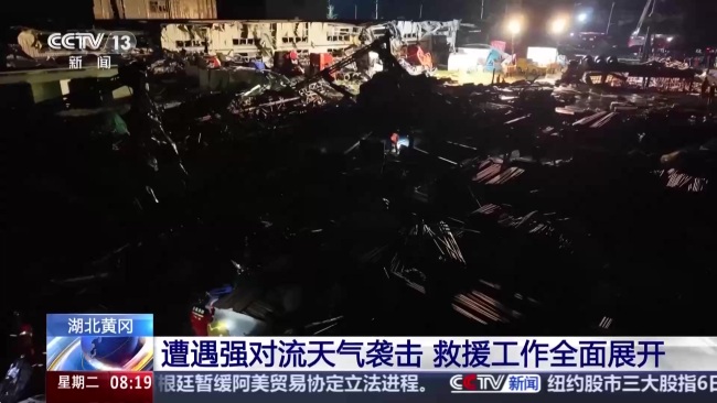湖北多地遇强对流重卡被掀翻
