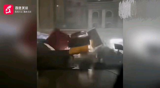 烧烤店主目睹丈夫员工被龙卷风吹飞