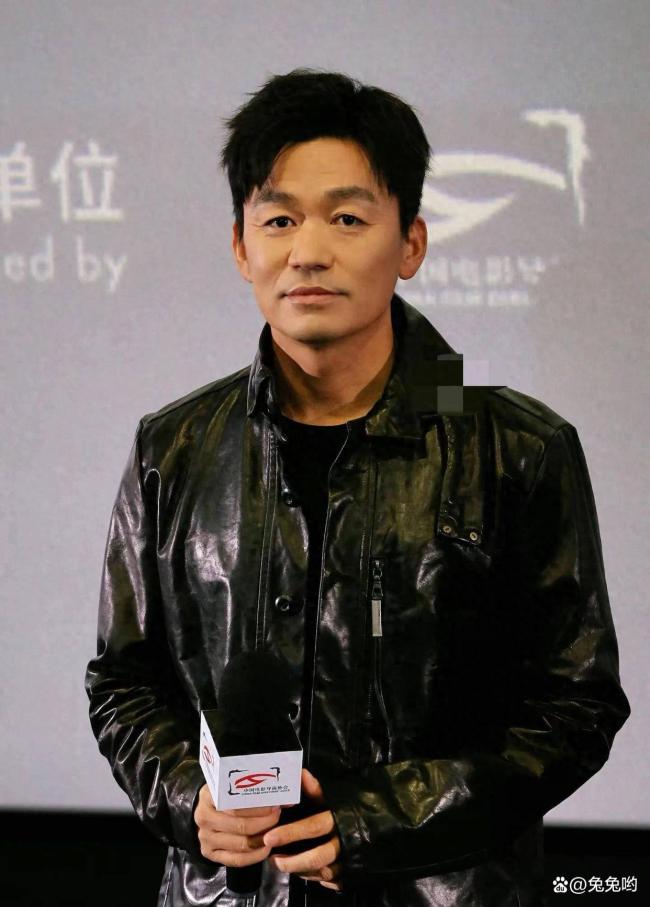 44岁王宝强近况大变样，大背头黑西装气场拉满，携超模女友参加婚礼