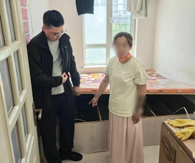 保洁阿姨偷金后带着家人连夜逃跑 金首饰被盗案告破