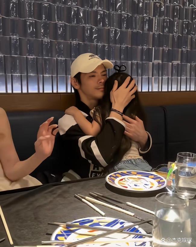 郭碧婷向佐儿子女儿近照 温馨同框打破婚变传闻