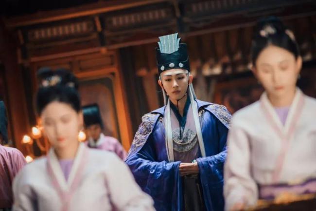 被AI抢了饭碗后，一个短剧“霸总”返乡卖菜 从演员到菜贩的转变