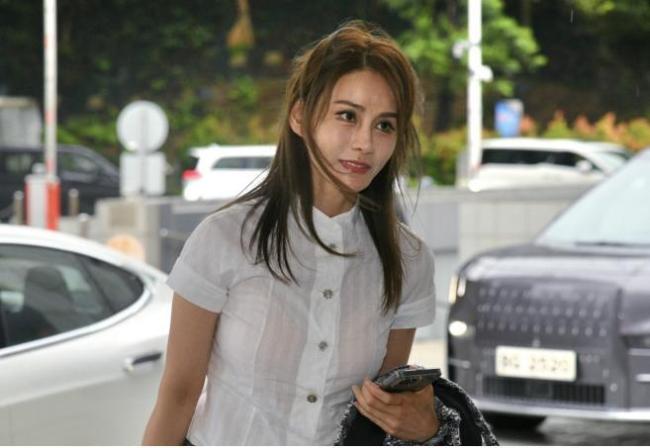 曾6天输光近3亿，赵薇前夫遭港澳名媛掀桌“讨息” 赌债纠纷再起波澜
