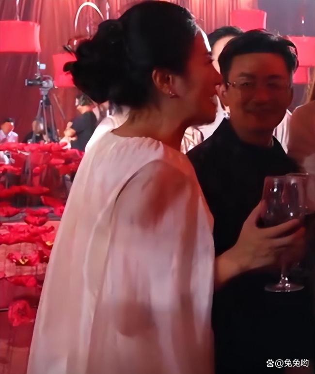 44岁王宝强近况大变样,大背头黑西装气场拉满,携超模女友参加婚礼 低调纯粹显本心