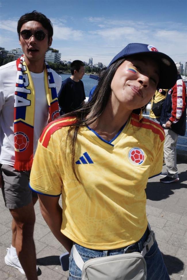 苗侨伟现身加拿大看世界杯 家庭时光温馨共享