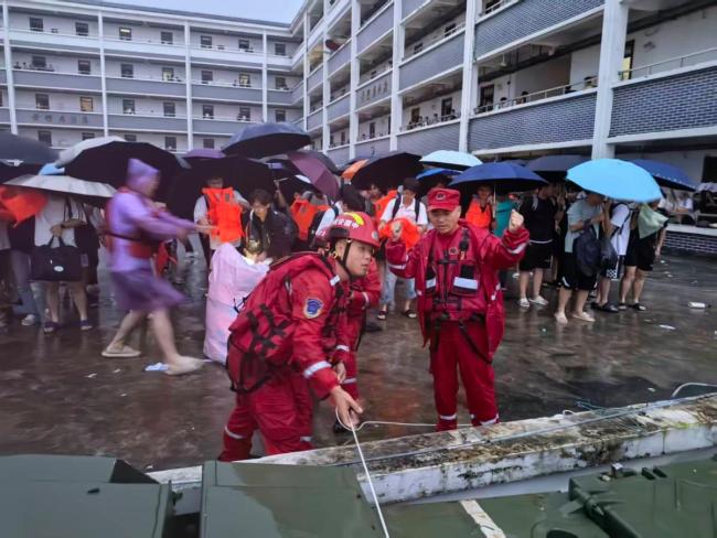 救援队搭60米长舟桥转移6000名学生 高效水上救援