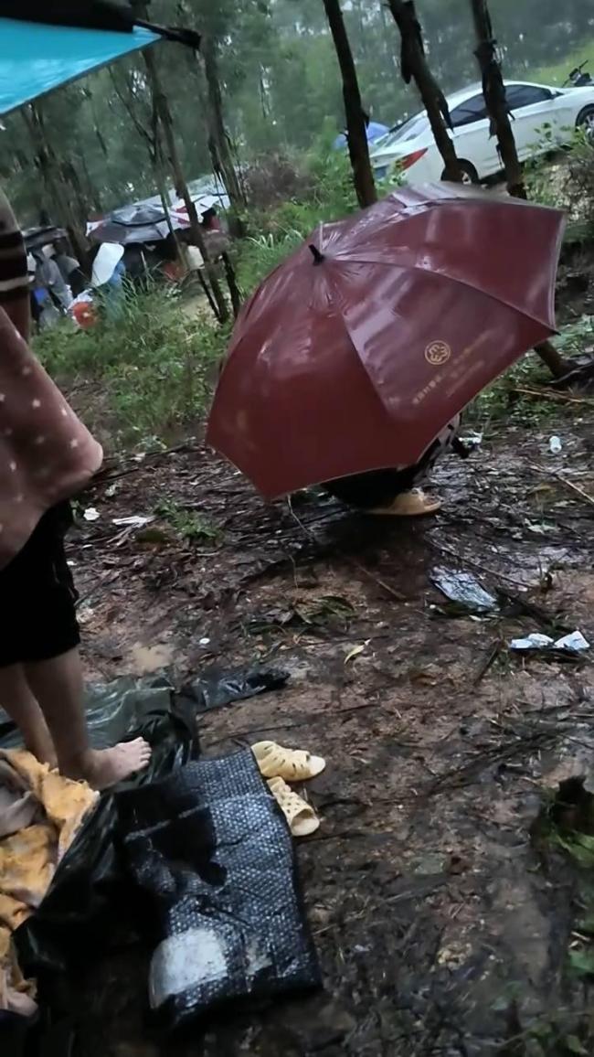 无人机飞手单日自费超千元驰援广西 吊运急需物资