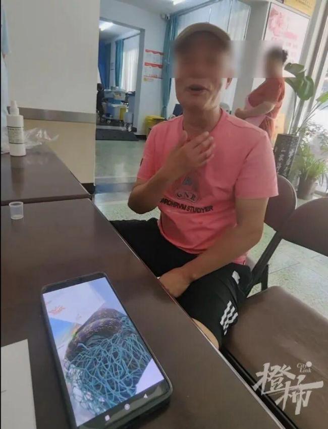 男子放生大蛇反遭锁喉撕咬