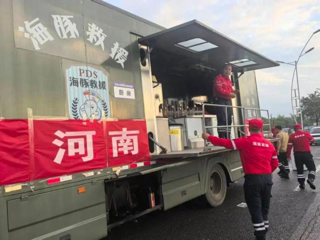 河南救援队“移动厨房”开到抗洪一线 巨无霸餐车再显身手