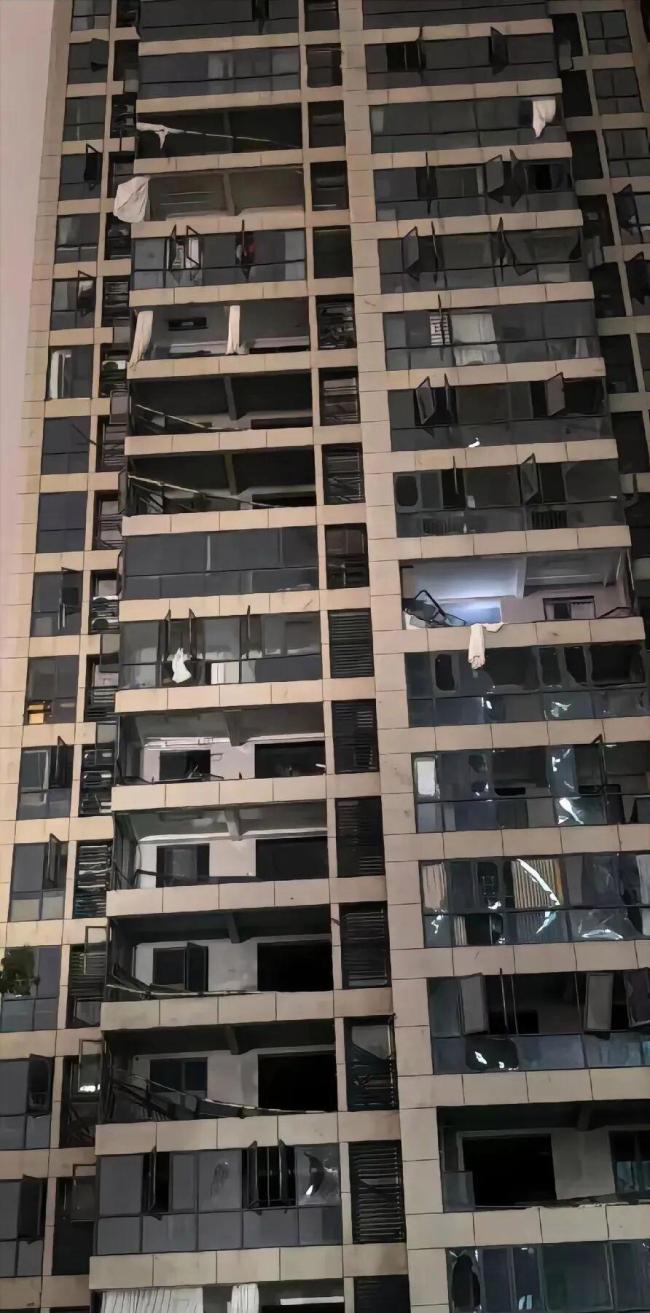 龙卷风来临 男子关窗差点被吸出窗外 强对流天气致灾严重