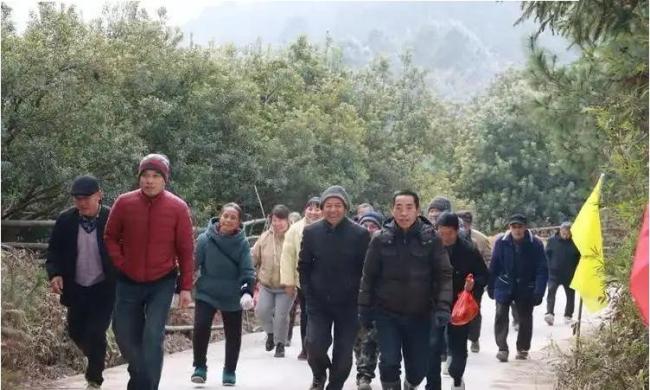 湖南发现一米多长野生娃娃鱼 罕见高龄寿星引发关注