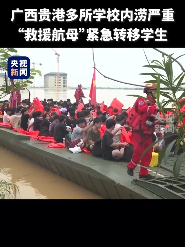 救援航母驶入校园转移被困学生 洪灾中的生命之舟