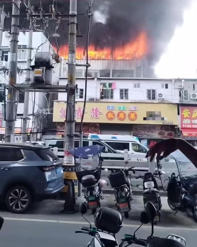 福建起火鞋厂多人楼顶呼救