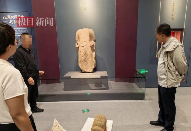 村民在养猪场旁挖出1400年前佛首 佛首与佛身完璧归赵