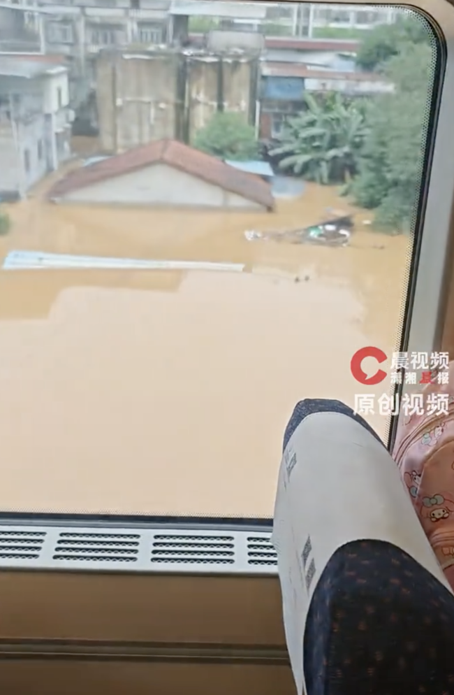 动车抵达广西贵港,进站瞬间车厢乘客默然无声,洪水吞没街道!
