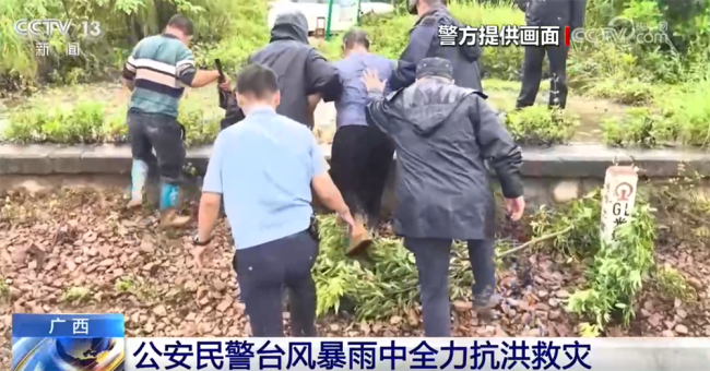 广西抗洪军人偶遇自己妻儿被救 洪水中的意外重逢