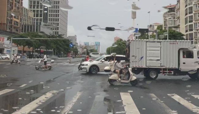 广州志愿者连夜购船驰援贵港 紧急支援灾区救援