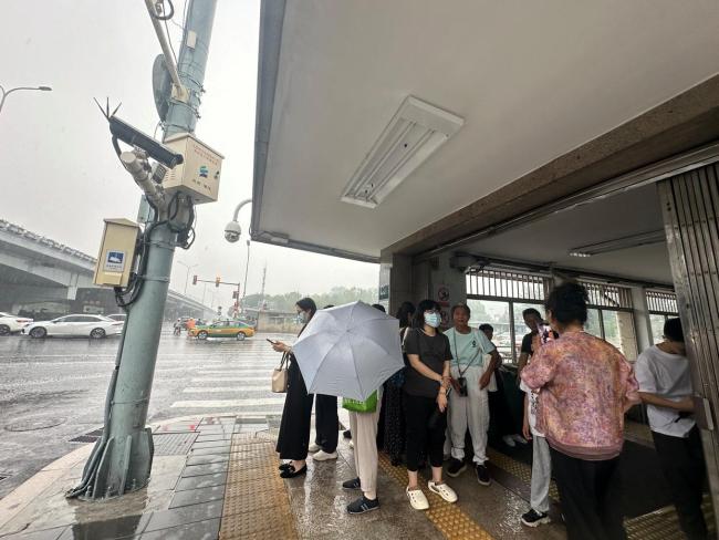 北京五棵松桥突降大雨