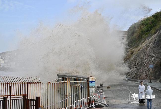 浙江温岭金沙滩掀起数层楼高巨浪 台风“巴威”来袭引发壮观景象