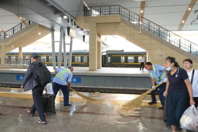 北京铁路启动防汛应急响应，北京站向旅客免费发放一次性雨衣